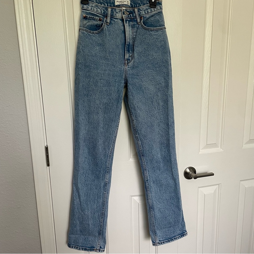 Abercrombie Ultra High Rise 90s Straight Jean *Curve Love*